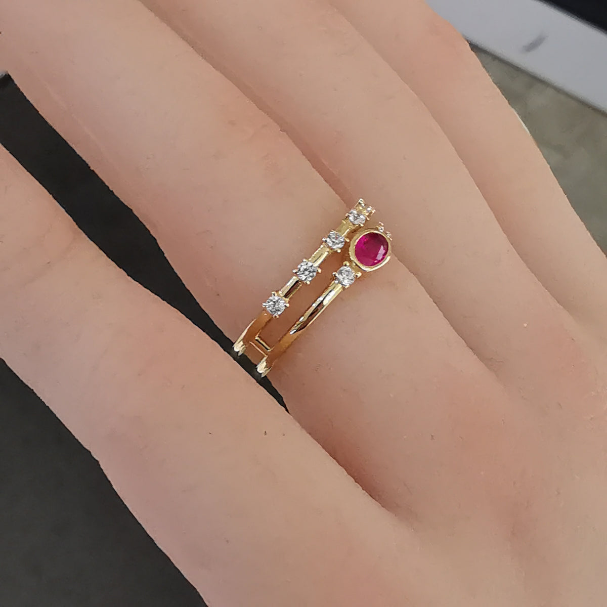 goldener ring mit rotem stein